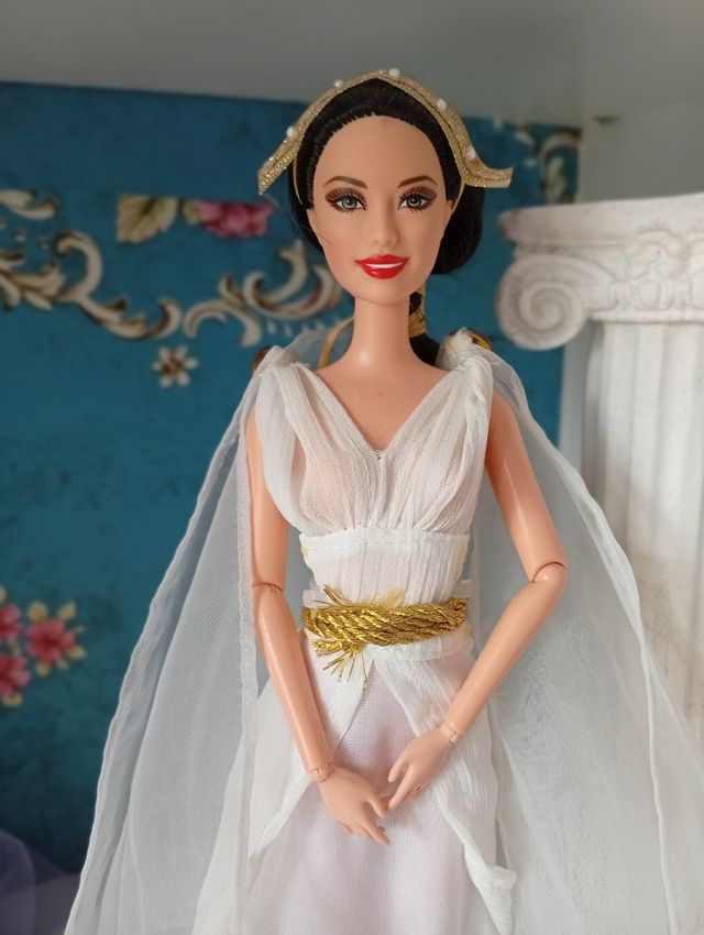 Barbie con ropa+columna griega
