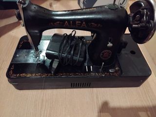 Máquina de coser Alfa antigua