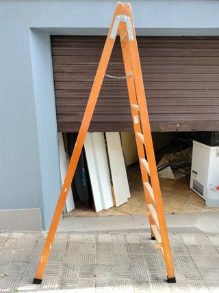 Escalera de madera para electricista