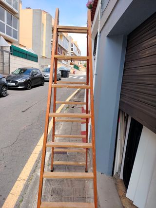 Escalera de madera para electricista
