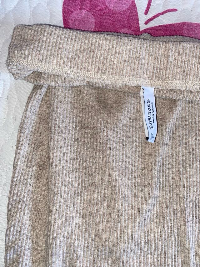 Falda larga beige con abertura