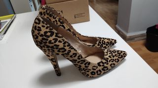 Zapatos de tacón con estampado de leopardo