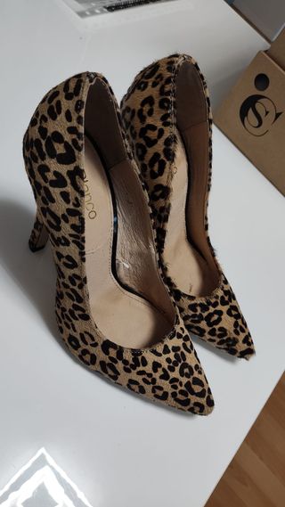 Zapatos de tacón con estampado de leopardo
