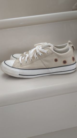 Zapatillas Converse Beige con Detalles Marrones