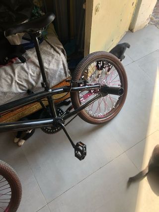Bicicleta BMX negra para niño