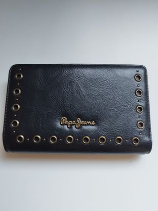 Cartera Pepe Jeans negra con tachuelas