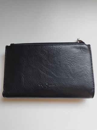 Cartera Pepe Jeans negra con tachuelas
