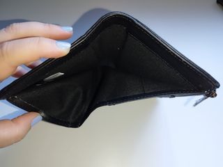 Cartera Pepe Jeans negra con tachuelas