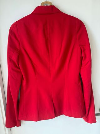 Americana color rojo, marca Bershka. Talla S.