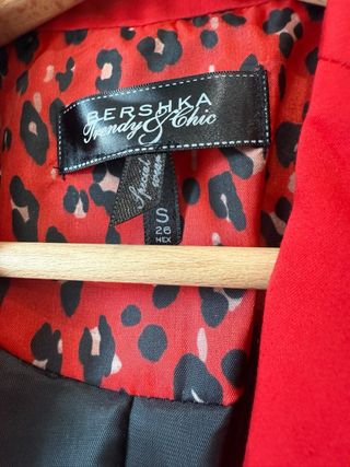 Americana color rojo, marca Bershka. Talla S.