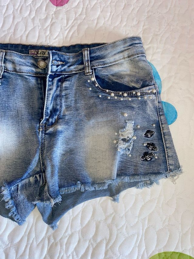 Shorts vaqueros desgastados con perlas