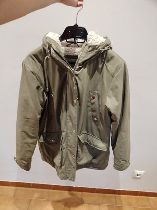 Chaqueta verde militar con capucha
