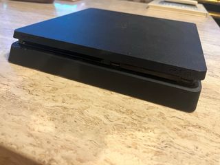 PS4 Slim 500GB Negra + Juegos varios