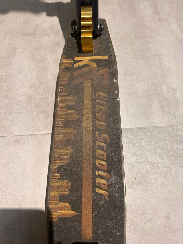 Patinete Urbano Negro y Dorado