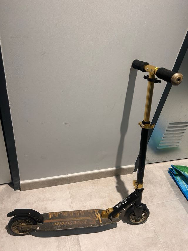 Patinete Urbano Negro y Dorado