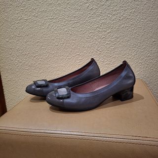 Zapatos de piel tacón bajo grises