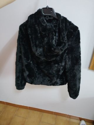 Cazadora negra con capucha