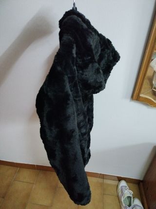 Cazadora negra con capucha
