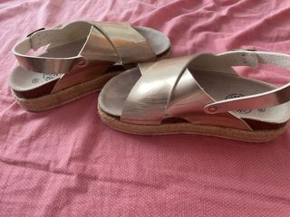 Sandalias doradas Titanitos Talla 38
