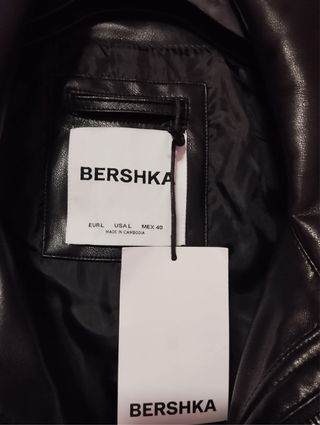 Chaqueta Bershka estilo bomber negra

