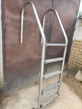 Escalera de piscina metálica