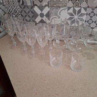 Juego de copas y vasos de cristal