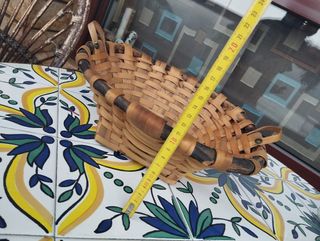 Cesta de mimbre y madera