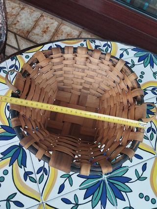 Cesta de mimbre y madera