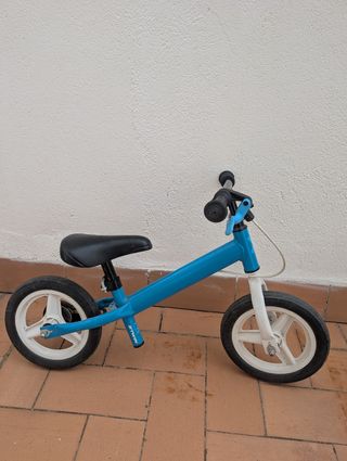 Bicicleta sin pedales Btwin con freno.

