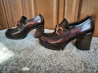 Zapatos Pons Quintana Marrones con Hebilla Dorada
