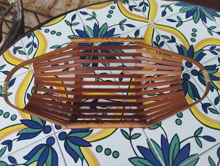 Cesta de bambú y madera.