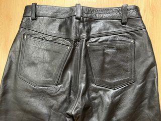 Pantalón de cuero negro