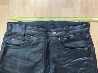 Pantalón de cuero negro