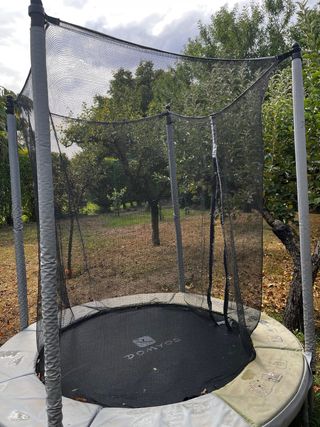 Cama elástica Decathlon con red de seguridad