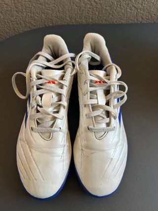 Botas de fútbol Adidas blancas y azules