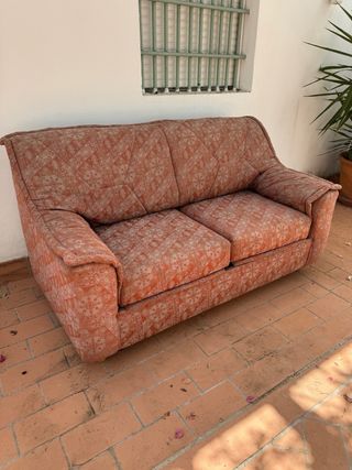 Sofá cama tela anaranjada con estampado 