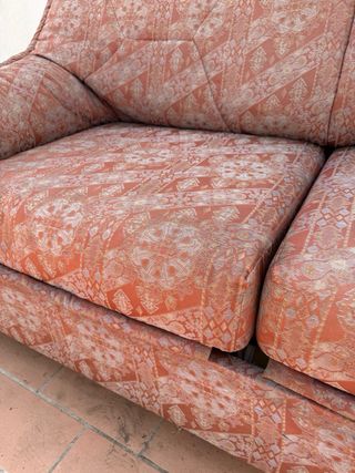 Sofá cama tela anaranjada con estampado 