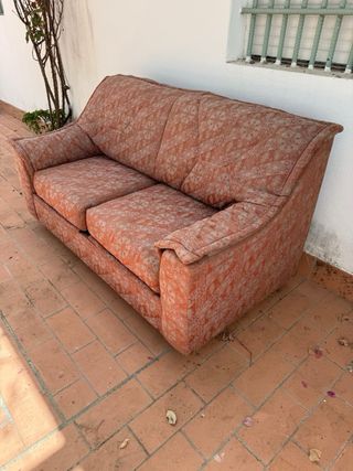 Sofá cama tela anaranjada con estampado 
