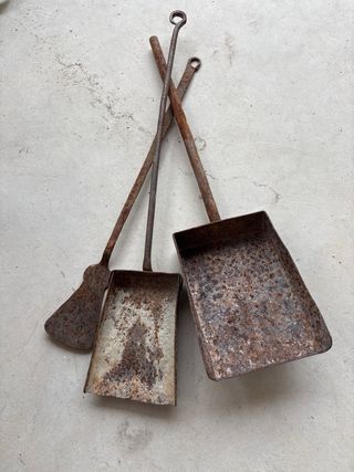 2 recogedores y rascador antiguos de hierro