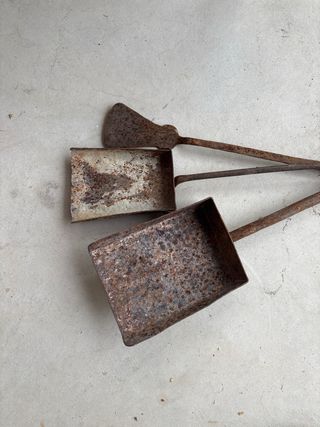 2 recogedores y rascador antiguos de hierro