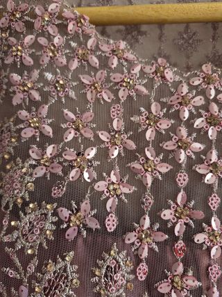 Vestido de fiesta con pedrería rosa y dorada
