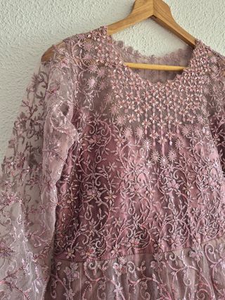 Vestido de fiesta con pedrería rosa y dorada