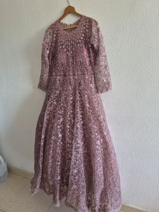 Vestido de fiesta con pedrería rosa y dorada
