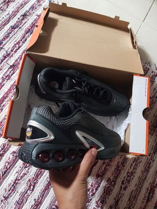 Zapatillas Nike DN Negras y Rojas