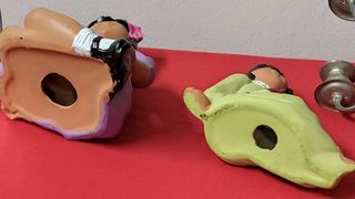 Coppia di bambole sedute in perfette condizioni, ora tua a un prezzo incredibile: solo 9€