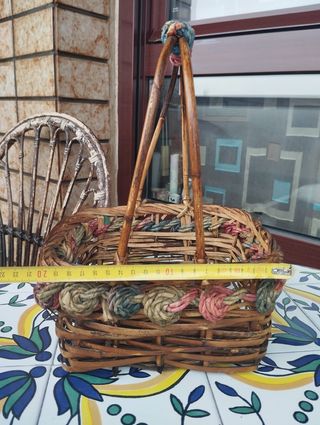 Cesta de mimbre y madera decorada