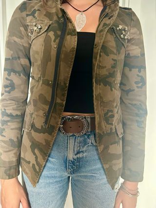 Giacca con cerniera in fantasia mimetica con decorazioni