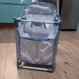 Cuna de juguete para muñecas