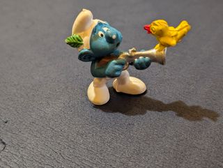 Pitufo cazador con pájar