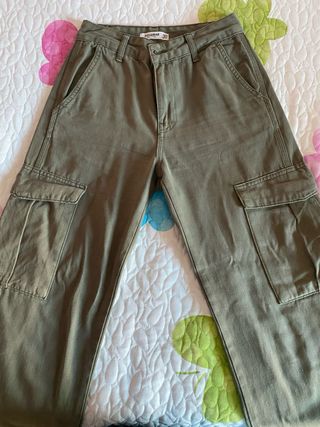 Pantalones cargo Pull&Bear verde militar talla Xs